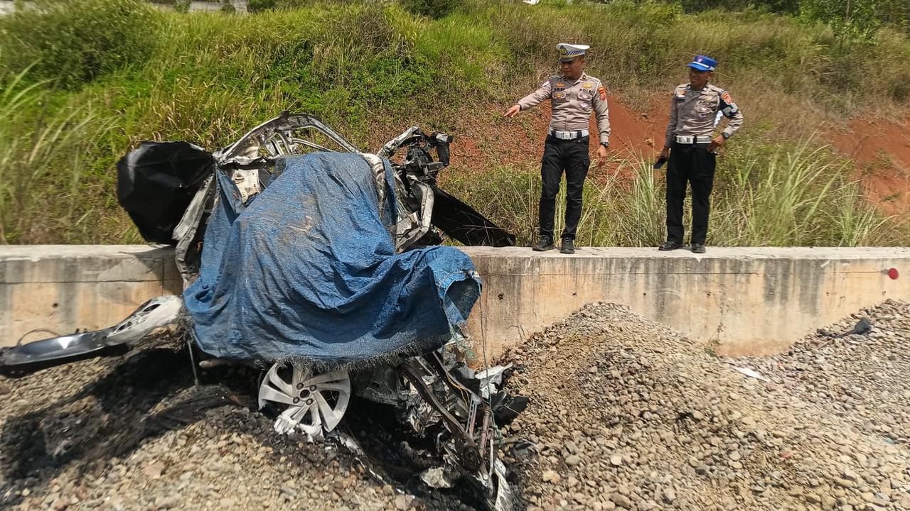 Pengemudi Toyota Raize Kecelakaan lalu Terbakar di KM 158 Cisumdawu Seorang Mahasiswa, Tewas Akibat Benturan Keras