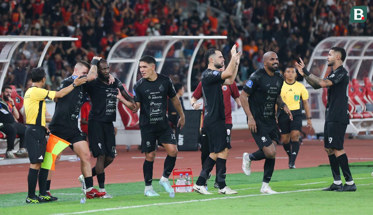 Para pemain Persija Jakarta merayakan gol yang dicetak oleh Allano Lima ke gawang PSIM Yogyakarta dalam laga pekan ke-14 BRI Super League 2025/2026 di Stadion Utama Gelora Bung Karno, Jakarta, Jumat (28/11/2025). (Bola.com/M Iqbal Ichsan)