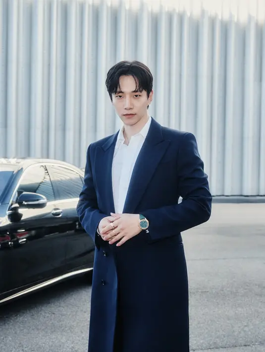 Saat di Watches & Wonders, Lee Junho tampil menawan mengenakan long suit warna hitam  yang dipadukan dengan jam tangan Piaget Polo Date dengan pelat jam dekorasi guilloché berwarna Hijau dengan cincin gourmette chain motif, cincin Possession “Décor Palace”, liontin warna  rose gold. [Dok/Piaget]