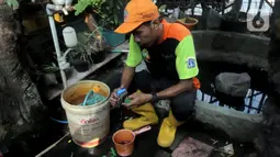 Beberapa hasil kreasinya berhasil mengubah limbah korek api menjadi miniatur kendaraan motor unik dan keren. (Liputan6.com/Johan Tallo)