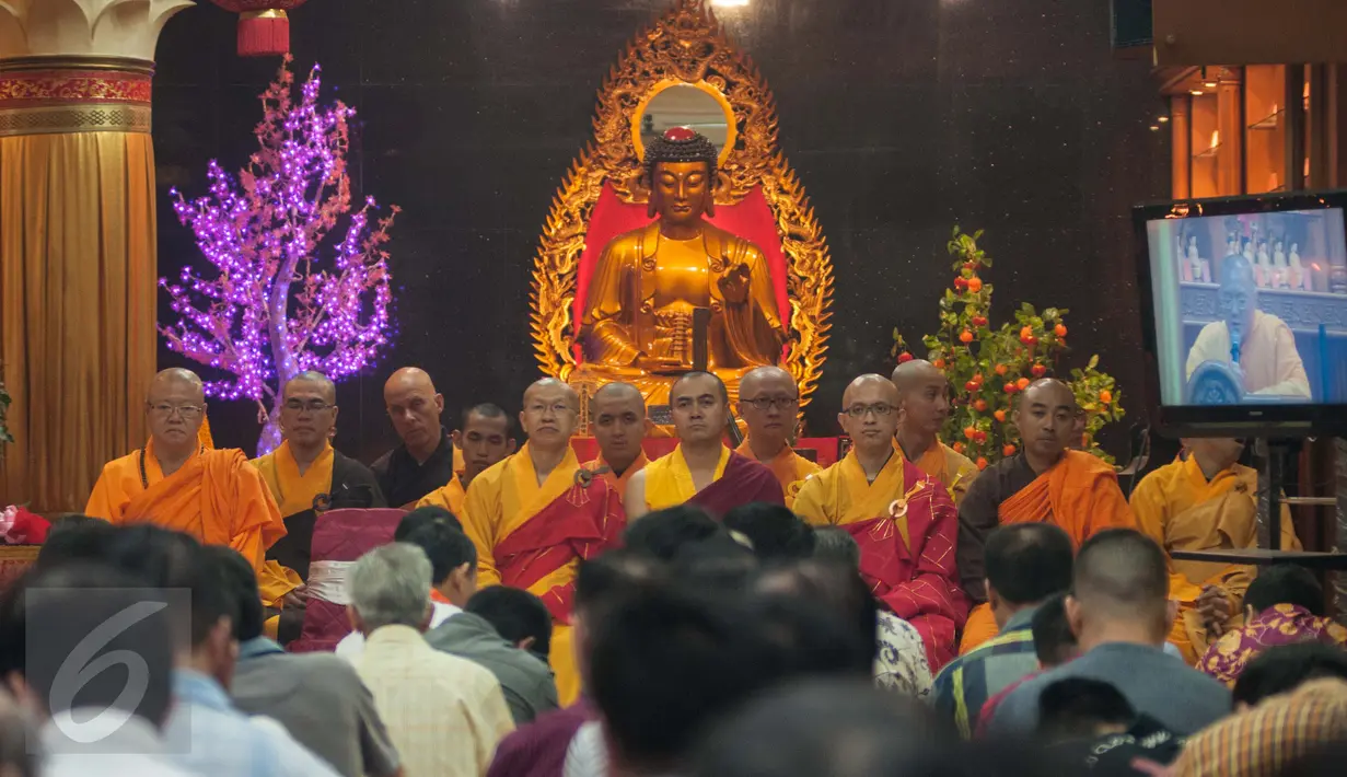 Sejumlah Bhiksu saat mengikuti perayaan Hari Trisuci Waisak di Wihara Ekayana Arama-Indonesia Buddhist Center, Tanjung Duren, Jakarta, Kamis (11/5). (Liputan6.com/Gempur M Surya)