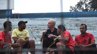 Pelatih baru Arema FC, Joel Cornelli di tribune di Stadion Gajayana. (Bola.com/Iwan Setiawan)
