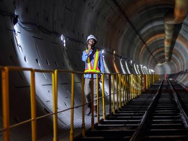 Pekerja berjalan di terowongan proyek CP 201 (Stasiun Thamrin-Stasiun Monas) fase 2A MRT Jakarta di dekat Stasiun Monas, Jakarta, Kamis (18/1/2024). Berdasarkan data PT MRT Jakarta per 25 Desember 2023, pembangunan CP 201 mencapai 67,26 persen, sementara CP 202 (Stasiun Harmoni-Sawah Besar-Mangga Besar) 23,81 persen dan CP 203 (Stasiun Glodok-Kota) 42,97 persen. (Liputan6.com/Angga Yuniar)