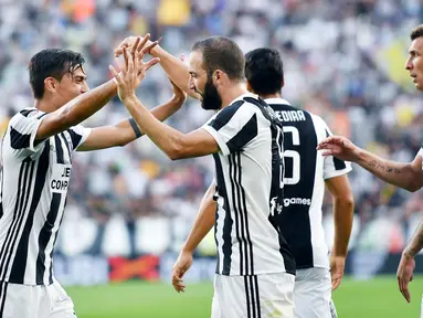 Para pemain Juventus merayakan gol Gonzalo Higuain ke gawang Cagliari pada laga Serie A di  Turin, (19/8/2017). Juventus menang 3-0. (Alessandro Di Marco/ANSA via AP)