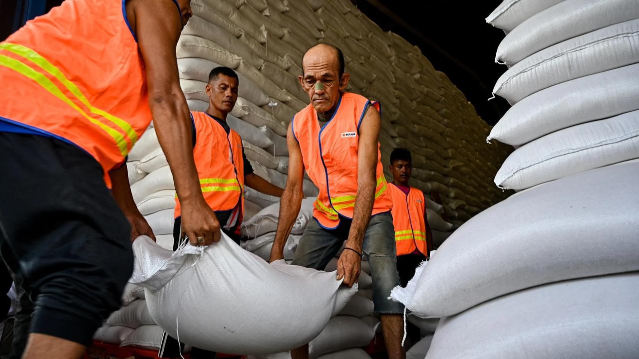 FOTO: Bulog Pastikan Stok Beras Sumatera Aman untuk Penanganan Bencana