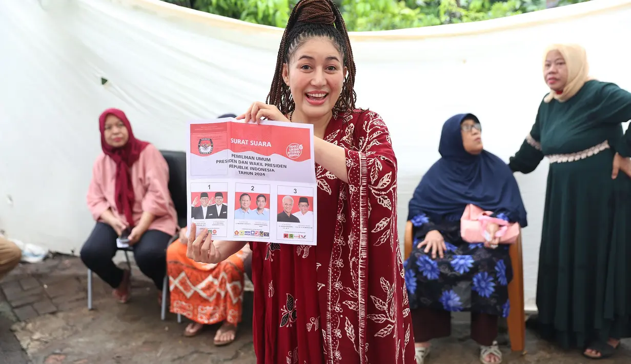 Penyanyi yang kini mencoba peruntungan baru di dunia politik sebagai caleg DPR RI dari Partai Perindo di Dapil Jawa Barat 2 itu tampil meriah dengan outfit pilihannya. [Foto: KLY/Budy Santoso]