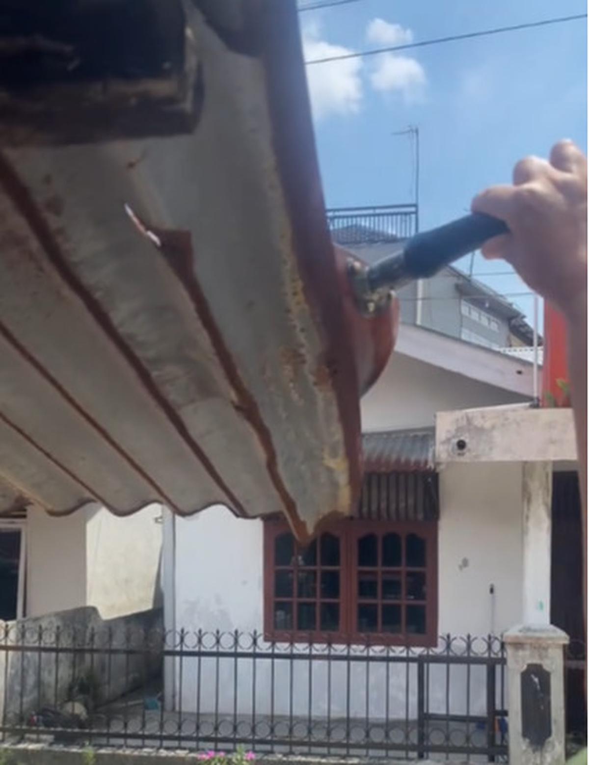 Imbas Cuaca Panas, Momen Pria Goreng Telur dengan Manfaatkan Terik Matahari Ini Curi Perhatian
