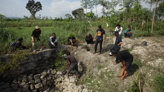 Komunitas Resan menanam pohon beringin untuk menghidupkan kembali mata air yang telah mati. (Foto: Liputan6.com/Hendro Ary Wibowo)