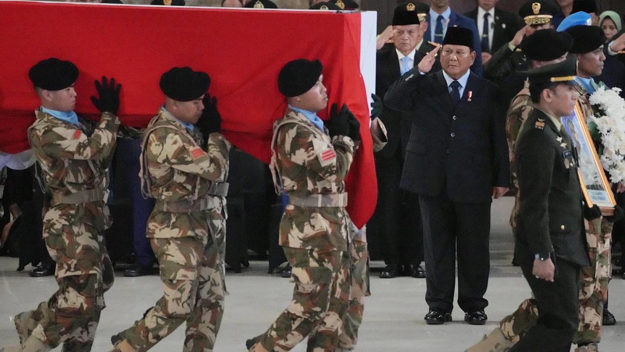 FOTO: Isak Haru Iringi Kepulangan Tiga Prajurit yang Gugur di Lebanon