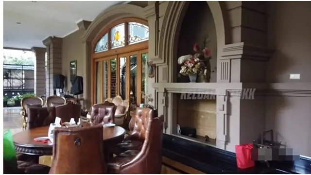 Begini potret ruang santai di rumah Alshad, dilengkapi dengan perabotan vintage.