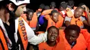Ekspresi para imigran saat diselamatkan di laut Mediterrania, (20/10). Ribuan imigran berhasil diselamatkan dari kapal-kapal kecil di lepas pantai Libya. (Yara Nardi/Italian Red Cross press office/Handout via REUTERS)