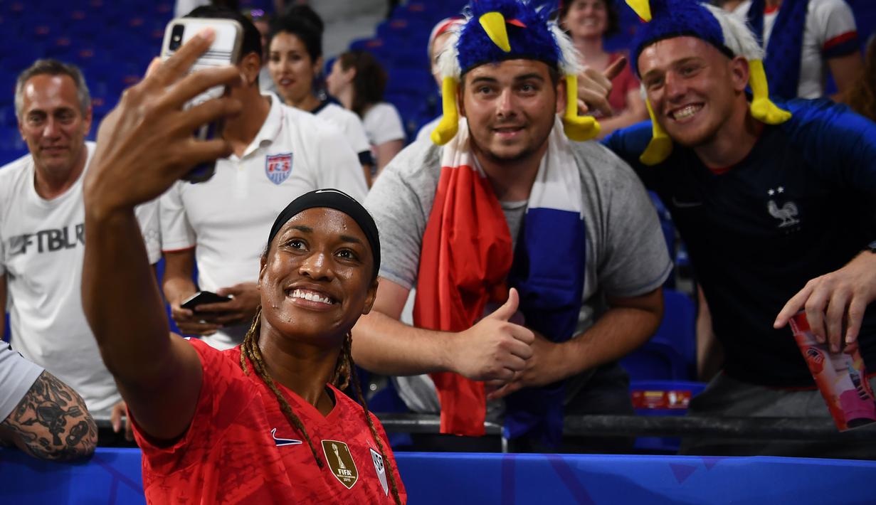 United States' forward Jessica McDonald takes a selfie with supporters  after  the France 2019 Women's World Cup semi-final football match between England and USA, on July 2, 2019, at the Lyon Satdium in Decines-Charpieu, central-eastern France. (Photo by FRANCK FIFE / AFP)