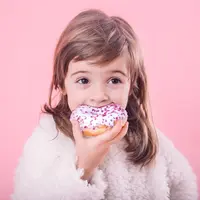 Mengajarkan anak agar tidak mudah tergiur makanan manis. (Foto: Freepik/pvproductions)