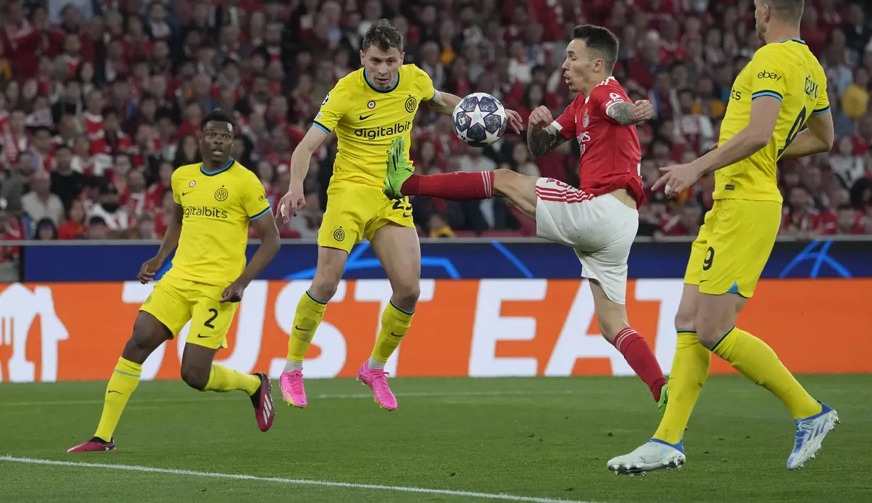 Gelandang Inter Milan, Nicolo Barella (kedua kiri) mencetak gol lewat tandukan kepala ke gawang Benfica pada laga leg pertama babak perempatfinal Liga Champions 2022/2023 di Luz Stadium, Benfica, Rabu (12/4/2023) dini hari WIB. (AP Photo/Armando Franca)