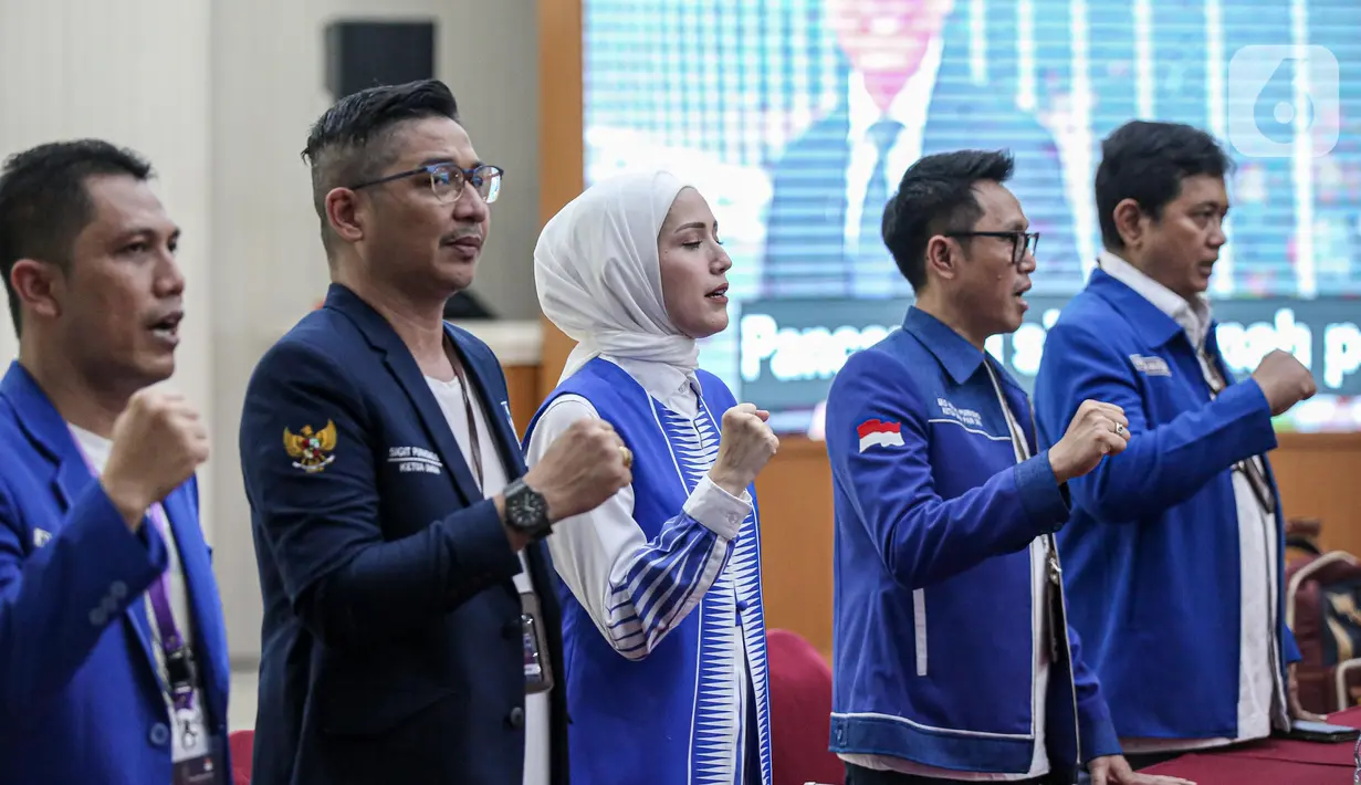 Salah satu ketua DPP PAN, Sigid Purnomo Syamsuddin Said alias Pasha Ungu (kedua kiri) menyanyikan mars partainya saat Pendaftaran Partai Politik Calon Peserta Pemilu tahun 2024 di Gedung KPU, Jakarta, Rabu (10/8/2022). KPU menerima berkas dari 4 partai politik yang mendaftar sebagai calon peserta Pemilu 2024 di hari kesepuluh pendaftaran. (Liputan6.com/Faizal Fanani)