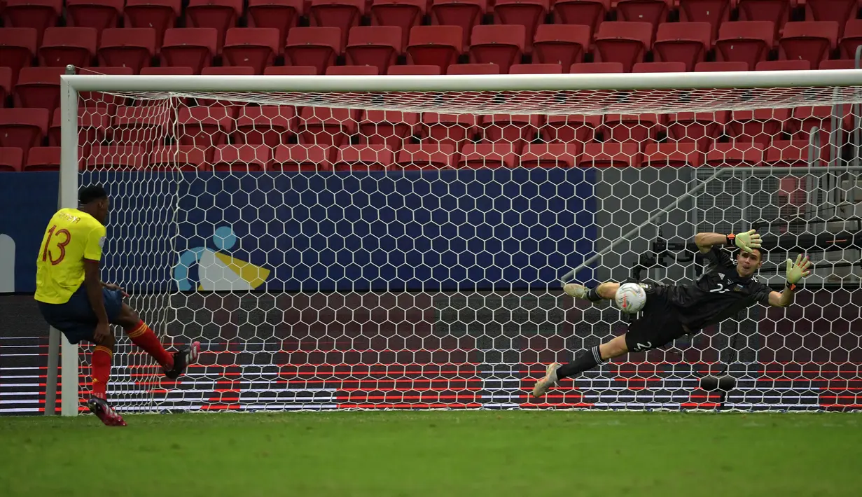 Pertandingan dilanjutkan dengan adu pinalti. Kiper Brasil, Emiliano Martinez tampil mengagumkan. Ia mampu menahan tiga kali tembakan pinalti Kolombia. Sementara Argentina hanya gagal melakukan satu eksekusi lewat Rodrigo De Paul. Skor akhir 3-2, dimenangkan oleh Argentina. (Foto: AFP/Nelson Almeida)