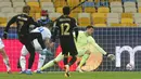 Pemain Barcelona Antoine Griezmann (kiri) mencetak gol ke gawang Dynamo Kyiv pada pertandingan Grup G Liga Champions di Stadion Olimpiyskiy, Kyiv, Ukraina, Selasa (24/11/2020). Barcelona membantai Dynamo Kyiv 4-0. (AP Photo/Efrem Lukatsky)