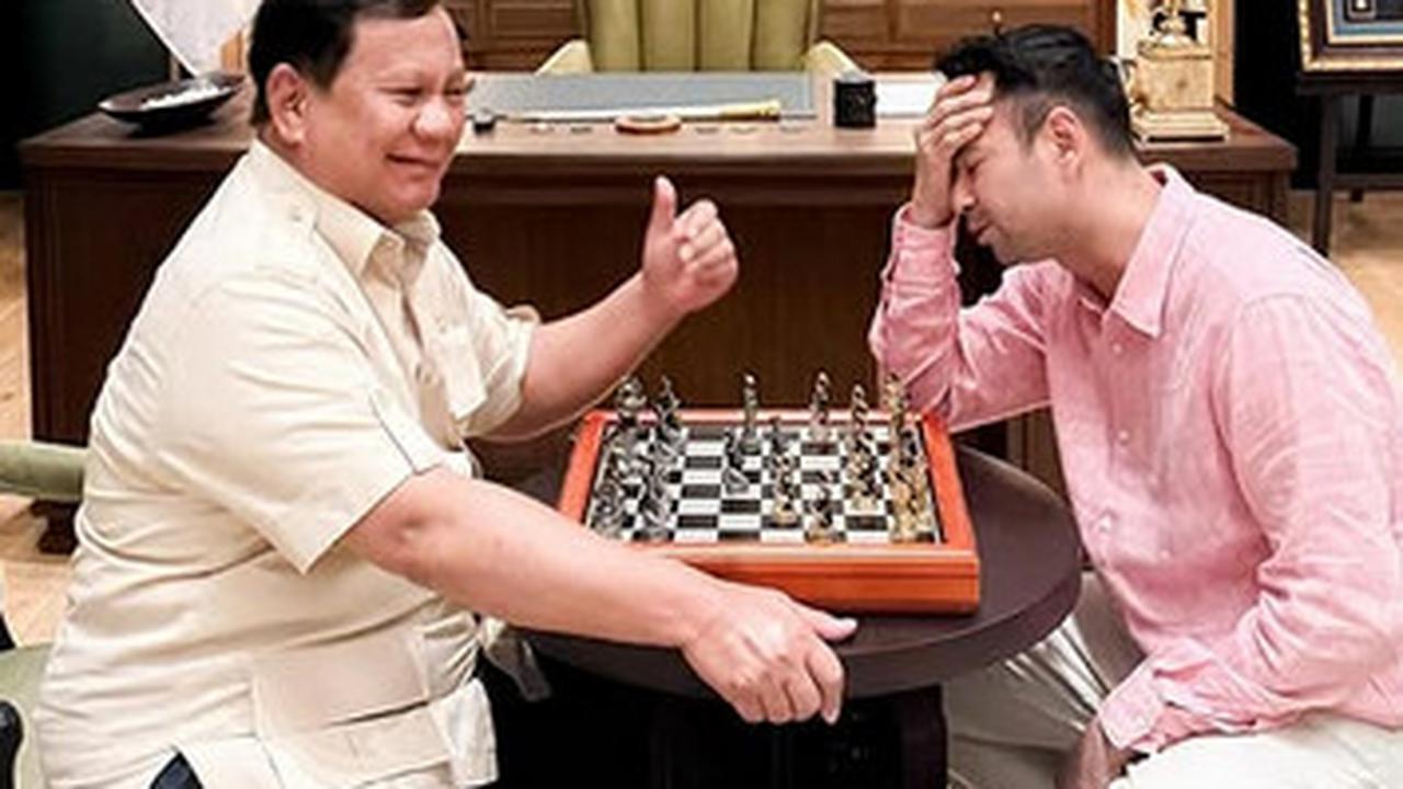 Potret Raffi Ahmad Tanding Catur Bareng Prabowo Subianto, Sebut Permainan Dipenuhi Strategi dan Kebijaksanaan