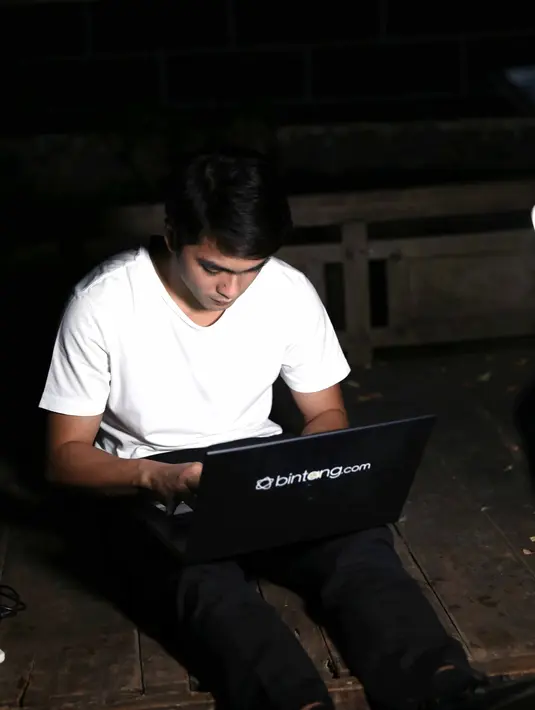 Pada kesempatan itu, tidak semua pertanyaan dari penggemar dijawab. Ricky hanya menjawab pertanyaan-pertanyaan yang dianggap unik dan baik. (Nurwahyunan/Bintang.com)