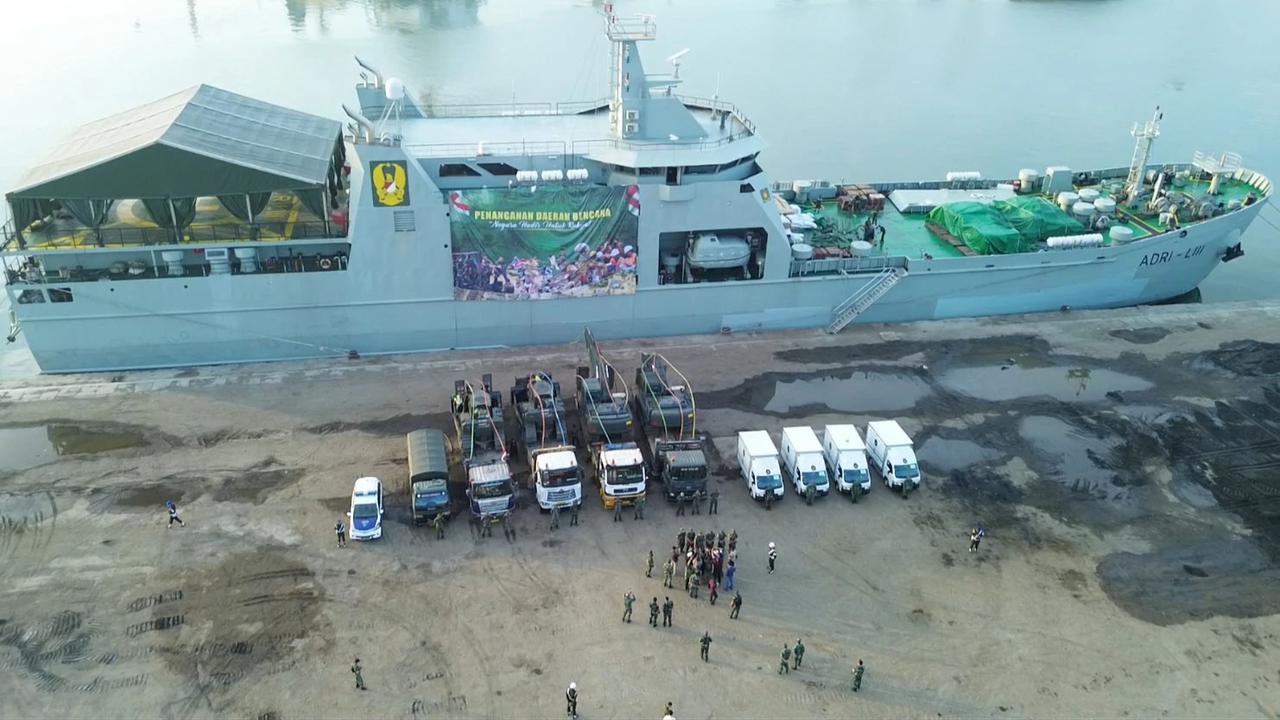 FOTO: Kapal ADRI LIII Bawa Bantuan Almatzi Tiba di Belawan