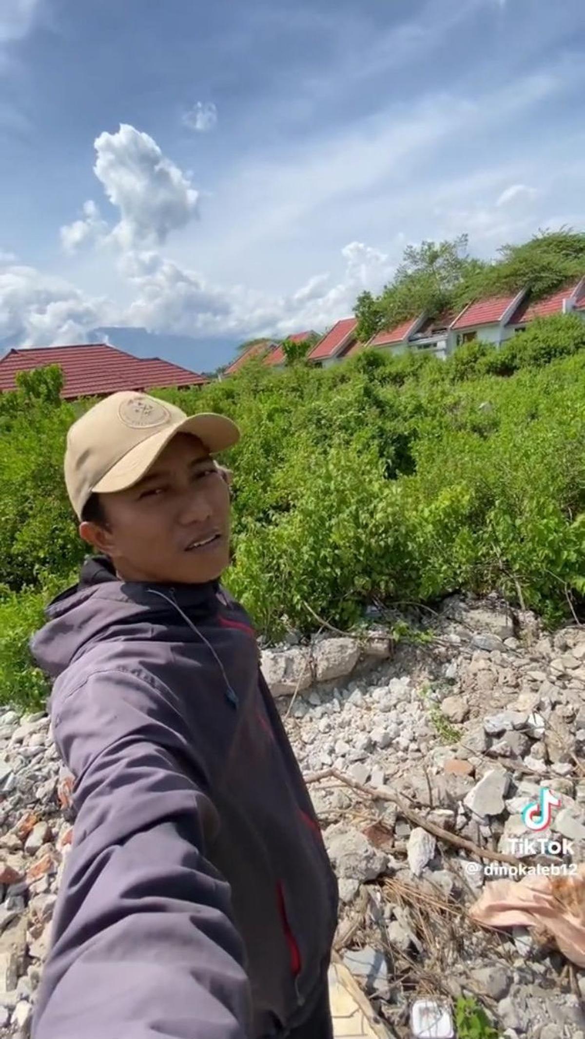 Pria ini pun lanjut berkeliling di sekitar Kelurahan Petobo yang mengalami likuefaksi.