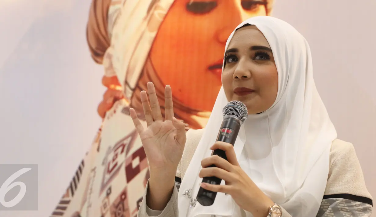 Artis dan designer Zaskia Sungkar memberikan keterangan pers usai acara Deyn Festive Raya di kawasan sudirman, Jakarta, Sabtu (11/06/2016). "Festive Raya" yang mengambil elemen elegan,klasik dan chic. (Liputan6.com/Herman Zakharia)