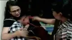 Sarah Jessica dan sang ibu, Yunida menjadi korban penikaman orang tak dikenal di rumahnya sendiri.