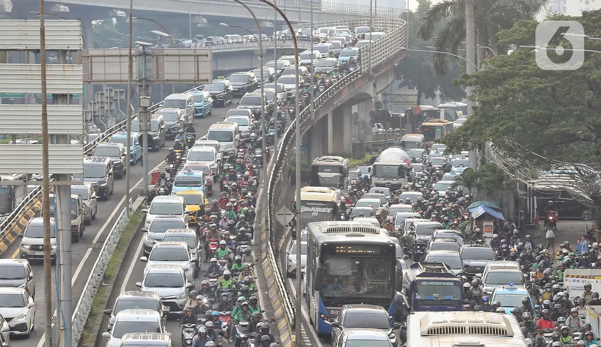 Data dari IQAir seringkali menunjukkan kota Jakarta masuk dalam daftar kota dengan kualitas udara yang tidak baik bahkan terburuk di dunia. (Liputan6.com/Angga Yuniar)