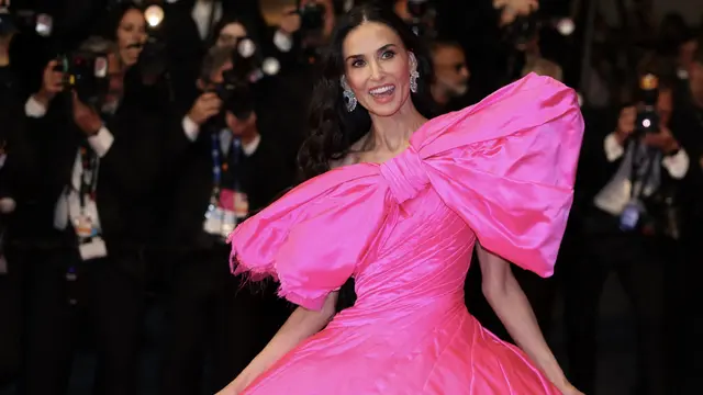 Demi Moore Pancarkan Aura Awet Muda dengan Deretan Look Glamor di Festival Film Cannes 2026