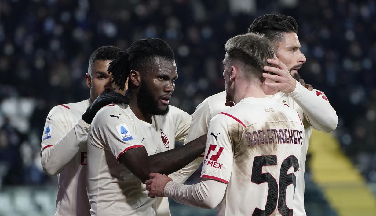 Gelandang AC Milan, Franck Yannick Kessie berselebrasi usai mencetak gol ke gawang Empoli pada pertandingan Liga Serie A Italia di Stadion Carlo Castellani di Empoli, Italia, Kamis (23/12/2021). Kessie mencetak dua gol dan mengantar Milan menang atas Torino 4-2. (Marco Bucco/LaPresse via AP)