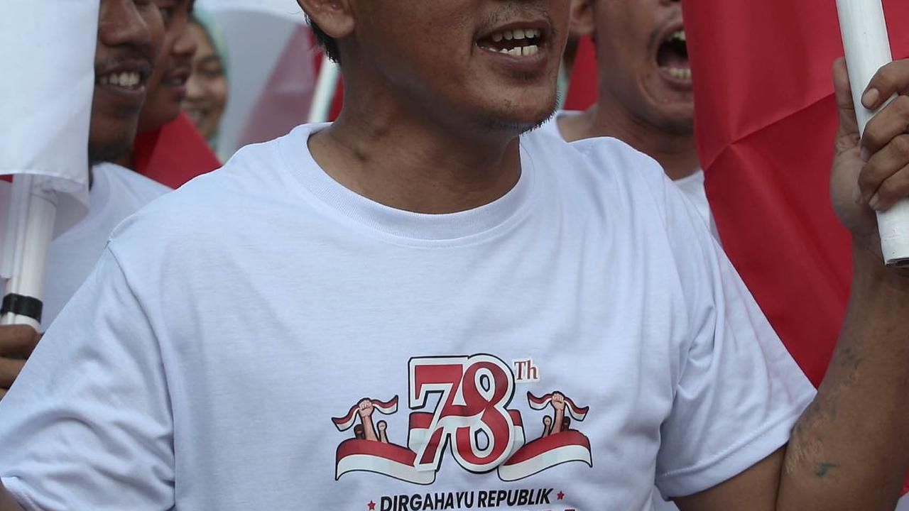 Salah satu peserta parade meneriakan yel-yel saat mengikuti kegiatan Parade "Gebyar Merah Putih" di Bundaran HI, Jakarta, Minggu (13/8/2023).