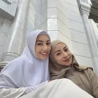 Winona tampil dengan kerudung putuh serasi dengan abayanya. Nikita mengenakan kerudung coklat yang senada dengan gamis berkancing depannya. [@nonawilly]