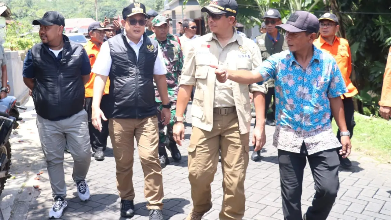 Pj Gubernur Jatim Adhy Karyono saat meninjau korban gempa di Bawean. (Istimewa)
