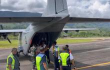 Kebut Distribusi Logistik, TNI AL Salurkan Bantuan Beras Lewat Udara untuk Korban Bencana di Gayo Lues