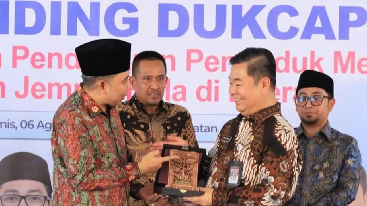 Dirjen Dukcapil Kementerian Dalam Negeri saat kunjungan kerja di Kabupaten Jember, Jawa Timur.