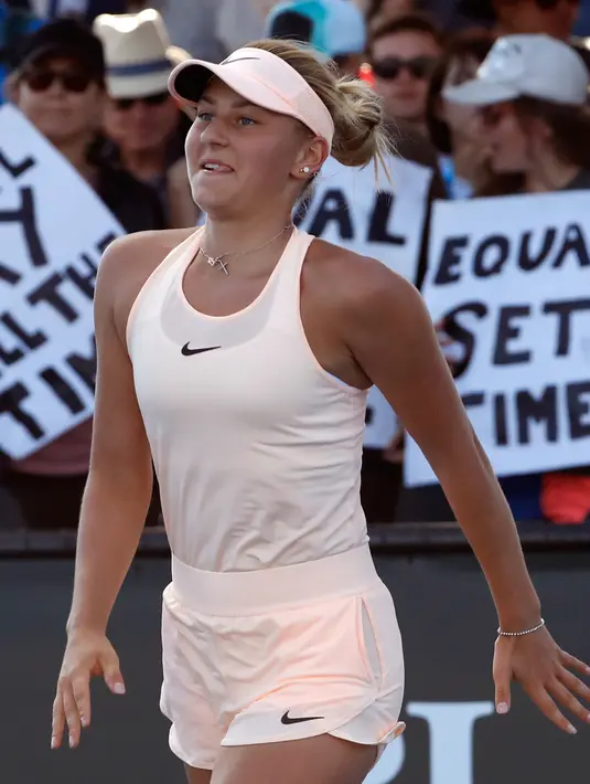 Ekspresi Marta Kostyuk setelah mengalahkan Peng Shuai dari China di Australia Terbuka di Melbourne, (15/1). (AP Photo/Ng Han Guan)