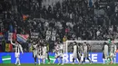 Para pemain Juventus melakukan selebrasi usai memenangkan pertandingan sepak bola leg pertama play-off fase gugur Liga Champions 2024/2025 melawan PSV Eindhoven di stadion Allianz, Turin, Italia pada 11 Februari 2025 waktu setempat atau Rabu 12 Februari 2025 Dini hari WIB. (Isabella BONOTTO/AFP)