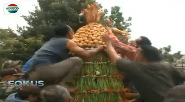 Ribuan warga saling dorong untuk memperebutkan gunungan grebeg besar di halaman Masjid Gede Kauman Yogyakarta. 