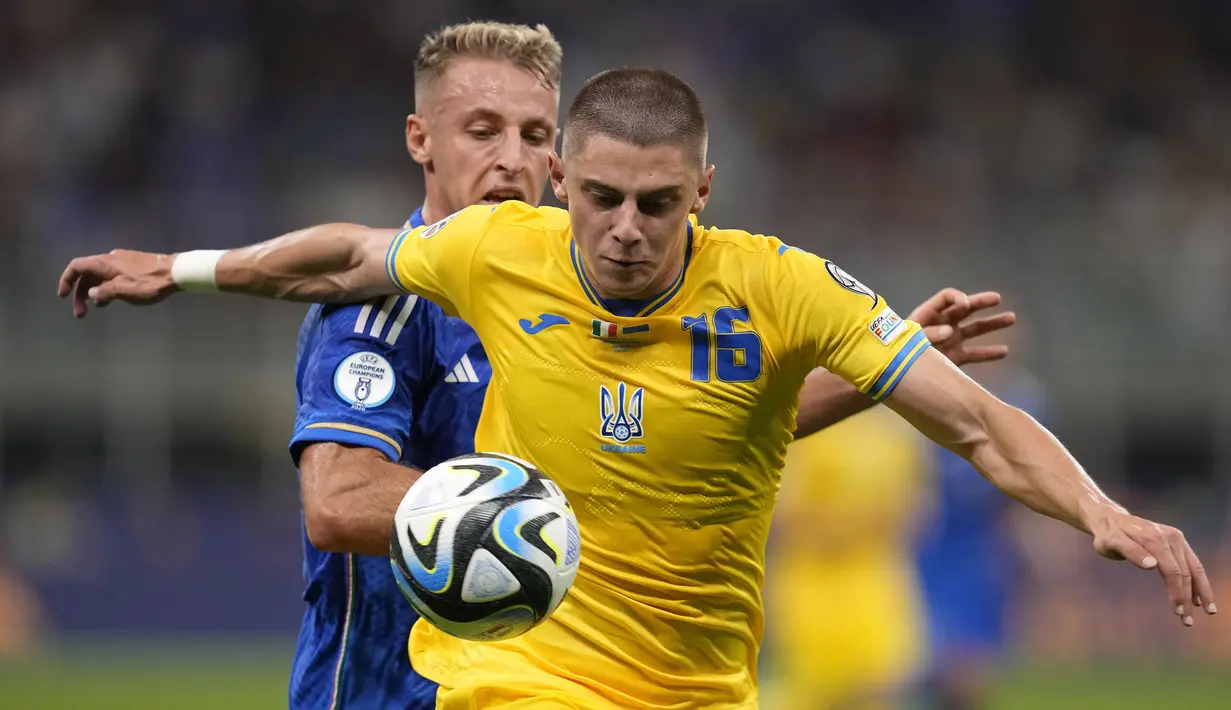 Bek Timnas Ukraina, Vitaliy Mykolenko (depan) berebut bola dengan gelandang Timnas Italia, Davide Frattesi pada laga Grup C Kualifikasi Euro 2024 di San Siro Stadium, Milan, Rabu (13/9/2023) dini hari WIB. (AP Photo/Antonio Calanni)