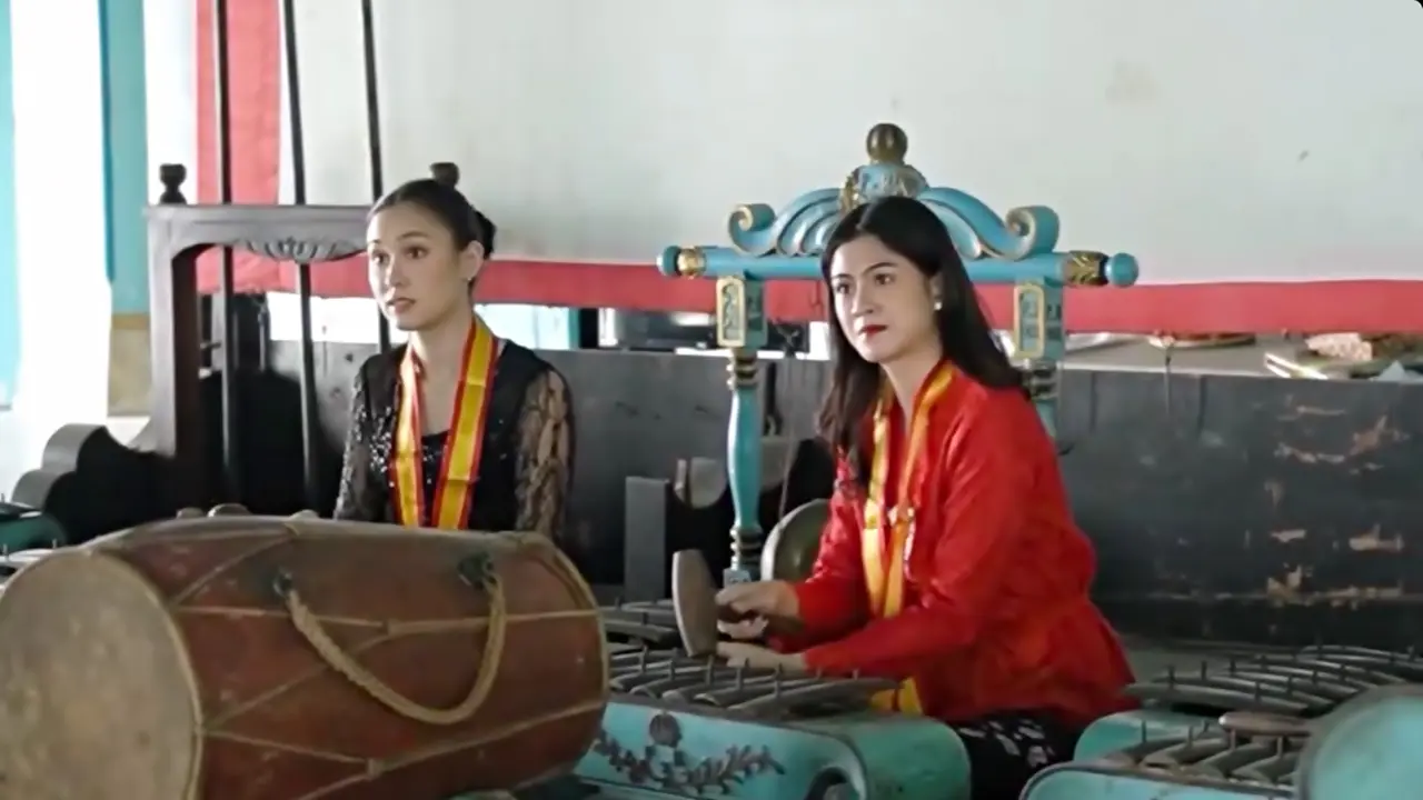 Potret Hana Saraswati Menawan dengan Kebaya di Keraton Solo, Belajar Karawitan