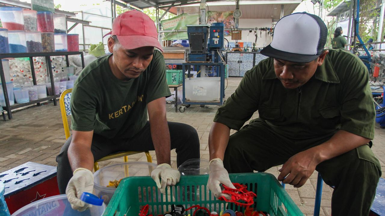 FOTO: Potret Pengolahan Sampah Plastik di Bank Sampah Kertabumi