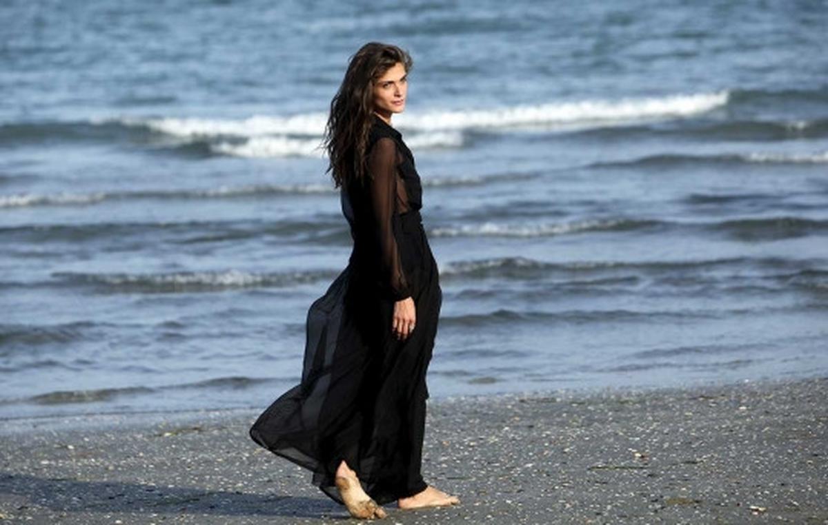 Berpose di pantai, model cantik Festival Film Venice ini jadi buruan