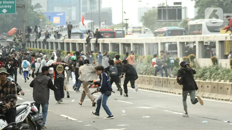 Suasana Memanas, Polisi Pukul Mundur Massa Aksi 11 April