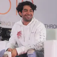 Reza Rahadian tersenyum saat menjadi pembicara di talkshow yang bertajuk ‘Ngobrolin Produksi Film Indonesia’ selama Indonesia Writers Festival 2019 di Universitas Multimedia Nusantara (UMN), Serpong, Tangerang (7/9/2019). (Liputan6.com/Marsa Aulia)