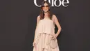 <p>Gemma Chan menghadirkan kesan glamor sekaligus gaya resort yang tak tertandingi. [Foto: Chlo&eacute;.dok]</p>