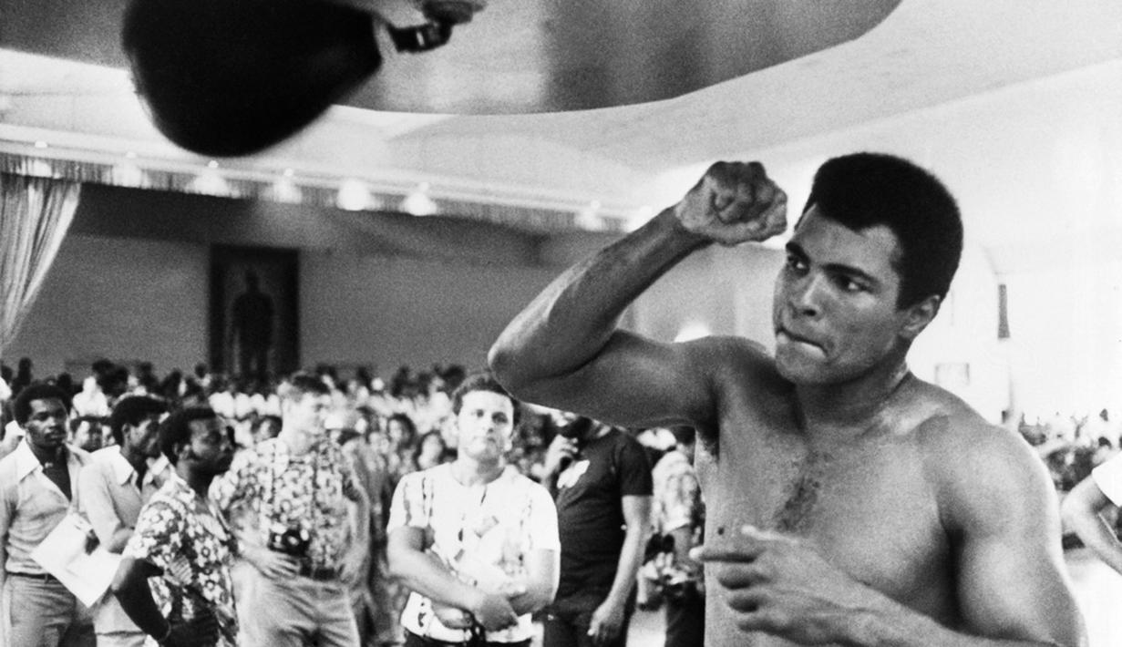 Muhammad Ali melakukan latihan di Kinshasa, Zaire, jelang laga bertajuk Rumble in the Jungle melawan George Foreman. (28/10/1974). (AFP)