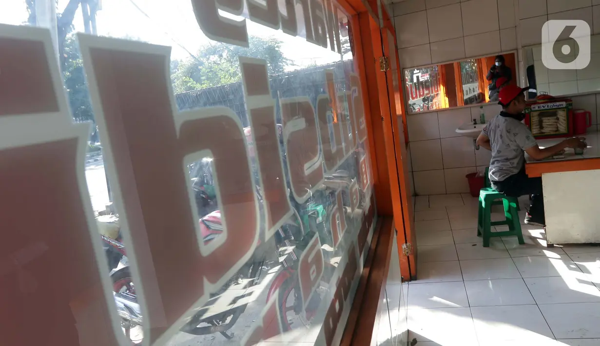 Warga usai menikmati makanan di salah satu warung makan, Jakarta, Senin (26/7/2021). Pemerintah menyesuaikan aturan PPKM Level 4 pada pelaku usaha kuliner dengan mengizinkan menerima pengunjung makan di tempat dengan protokol kesehatan dan waktu maksimal 30 menit. (Liputan6.comHelmi Fithriansyah)