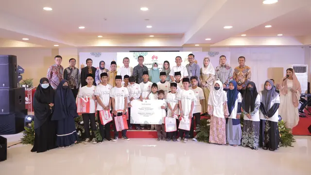 Huawei memberikan pelatihan kecakapan digital kepada para santi dari pondok pesantren.