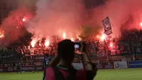 Suporter PSS Sleman menyalakan flare saat melawan Semen Padang pada laga Liga 2 di Stadion Pakansari, Jawa Barat, Selasa (4/12). PSS menang 2-0 atas Semen Padang. (Bola.com/M. Iqbal Ichsan)