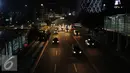 Sejumlah kendaraan melintas di Jalan MH Thamrin, Jakarta, Sabtu (31/12). Pemprov DKI Jakarta memutuskan meniadakan malam bebas kendaraan pada malam pergantian tahun 2016-2017 karena alasan keamanan. (Liputan6.com/Helmi Fithriansyah)
